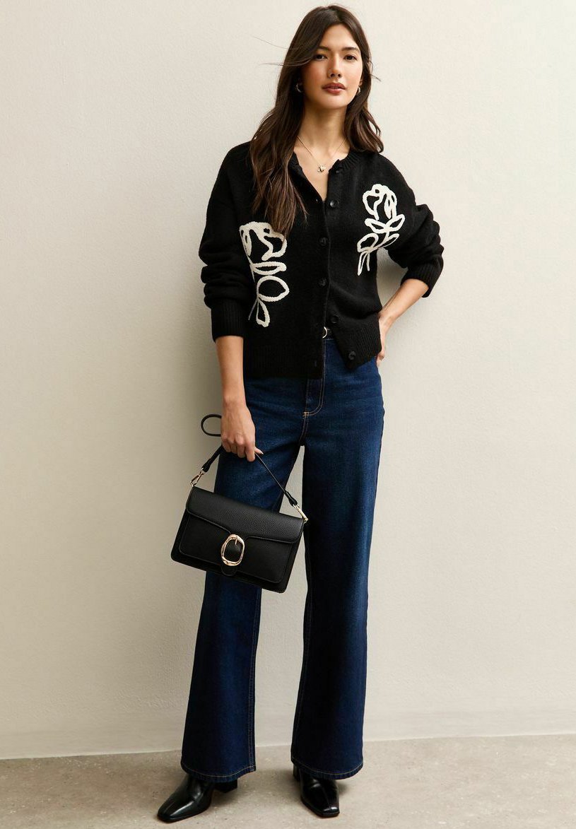 Кардиган New Look THREE DIMENSIONAL ROSE EMBROIDERED, Black Pattern/Black
Кардиган New Look THREE DIMENSIONAL ROSE EMBROIDERED, Black Pattern/Black