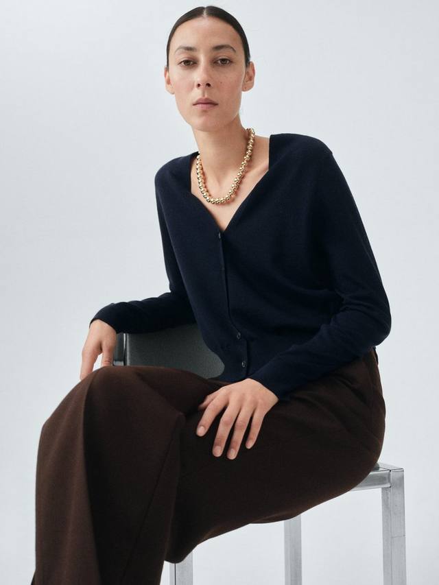 Кардиган Kelly Wool с V-образным вырезом Mango, Navy
Кардиган Kelly Wool с V-образным вырезом Mango, Navy