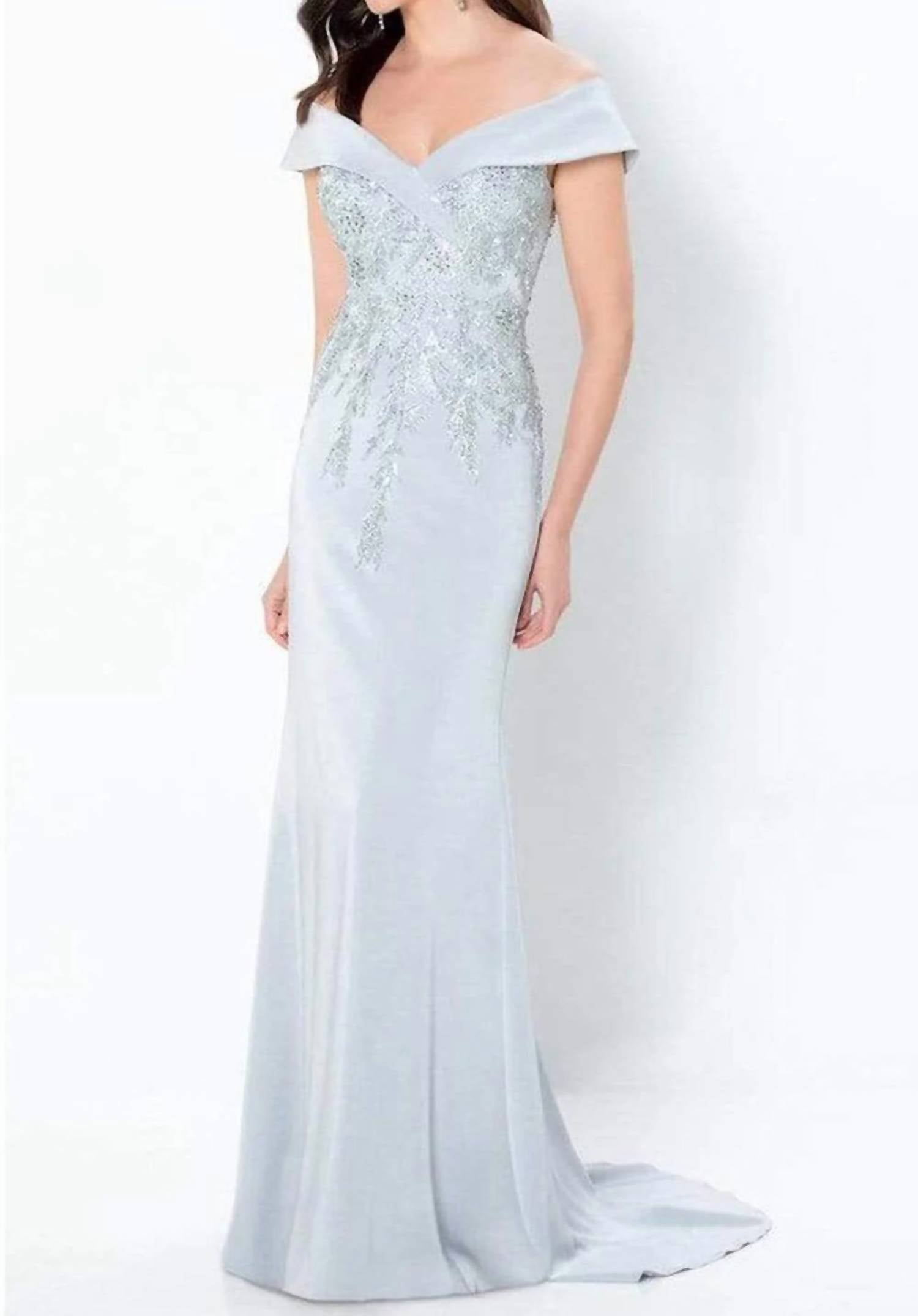 Вечернее платье с V-образным вырезом в ледяном сером Montage by Mon Cheri
Вечернее платье с V-образным вырезом в ледяном сером Montage by Mon Cheri