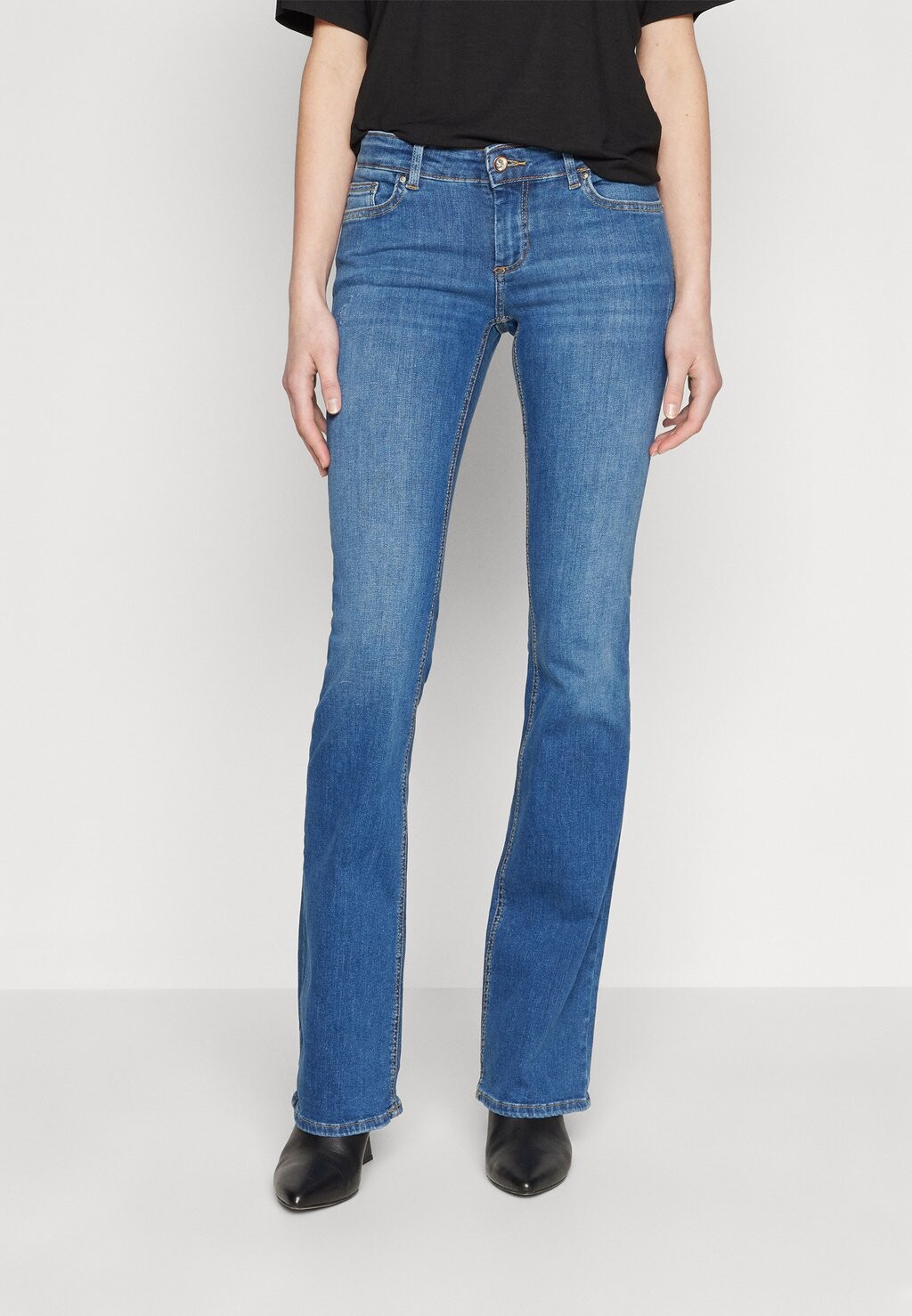 Джинсы Bootcut Onlblush Flared ONLY, цвет medium blue denim
Джинсы Bootcut Onlblush Flared ONLY, цвет medium blue denim