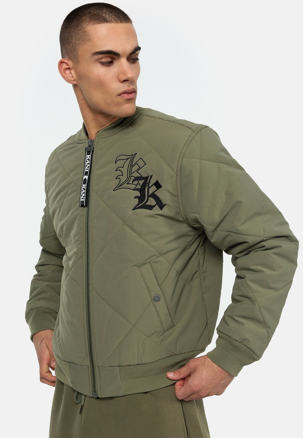 Бомбер Karl Kani OLD ENGLISH QUILTED, цвет Military Green, Серый, Бомбер Karl Kani OLD ENGLISH QUILTED, цвет Military Green
Бомбер Karl Kani OLD ENGLISH QUILTED, цвет Military Green, Серый, Бомбер Karl Kani OLD ENGLISH QUILTED, цвет Military Green