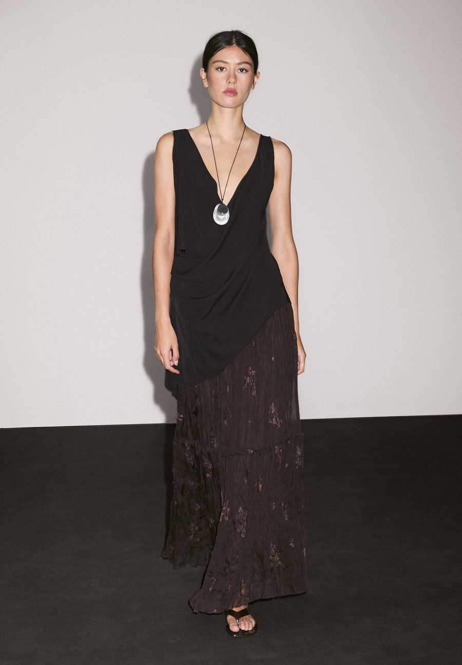 Юбка Massimo Dutti LONG PLEATED WITH EMBROIDERED DETAIL, Dark Brown
Юбка Massimo Dutti LONG PLEATED WITH EMBROIDERED DETAIL, Dark Brown