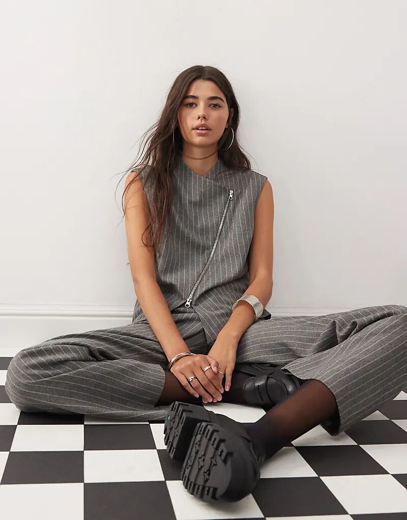 Рубашка без рукавов в тонкую полоску темно-серого цвета COLLUSION (часть комплекта)
Рубашка без рукавов в тонкую полоску темно-серого цвета COLLUSION (часть комплекта)