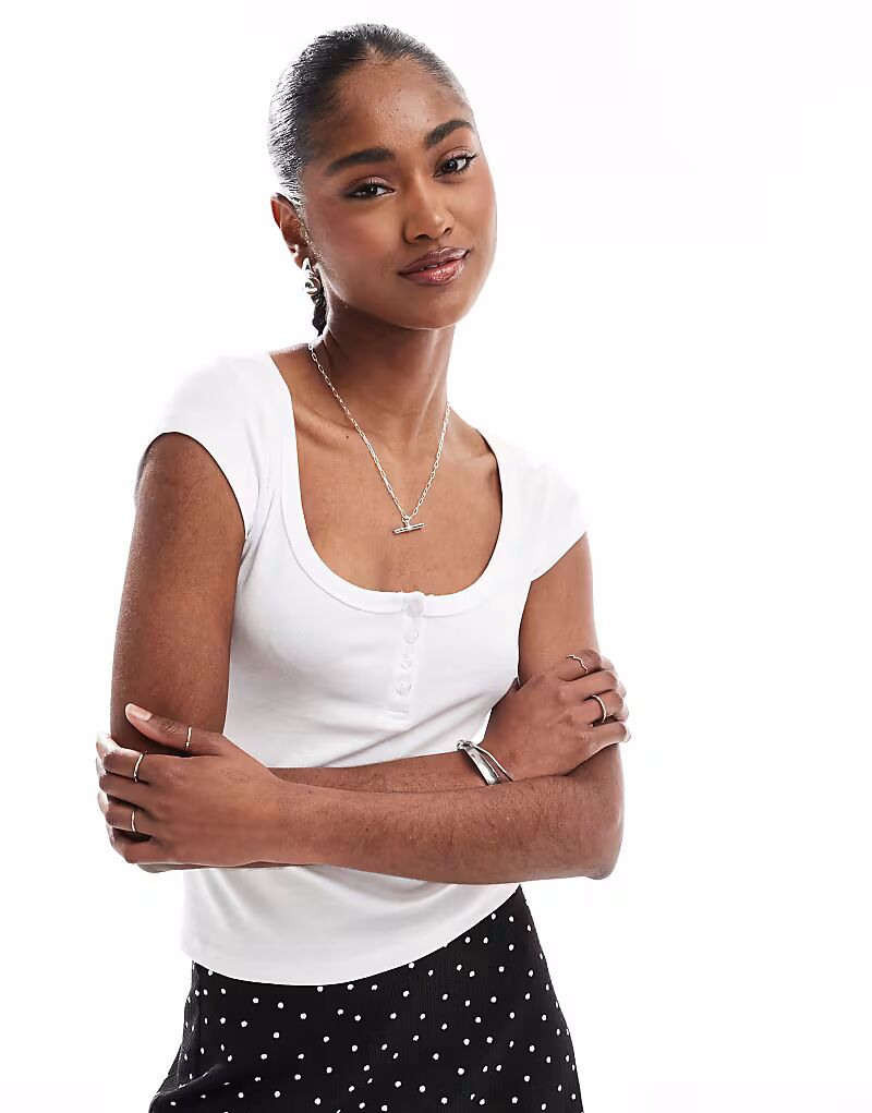 Футболка с вырезом в форме сердца и застежкой-кнопкой белого цвета Stradivarius
Футболка с вырезом в форме сердца и застежкой-кнопкой белого цвета Stradivarius