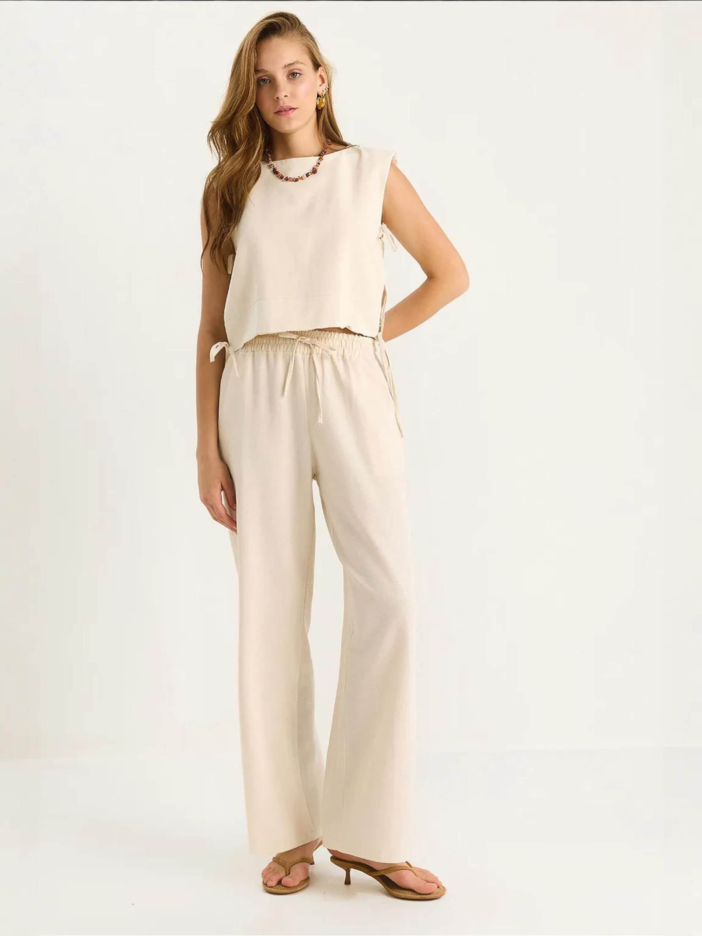 Bianco Lucci Костюм-двойка в бежевом цвете
Bianco Lucci Костюм-двойка в бежевом цвете