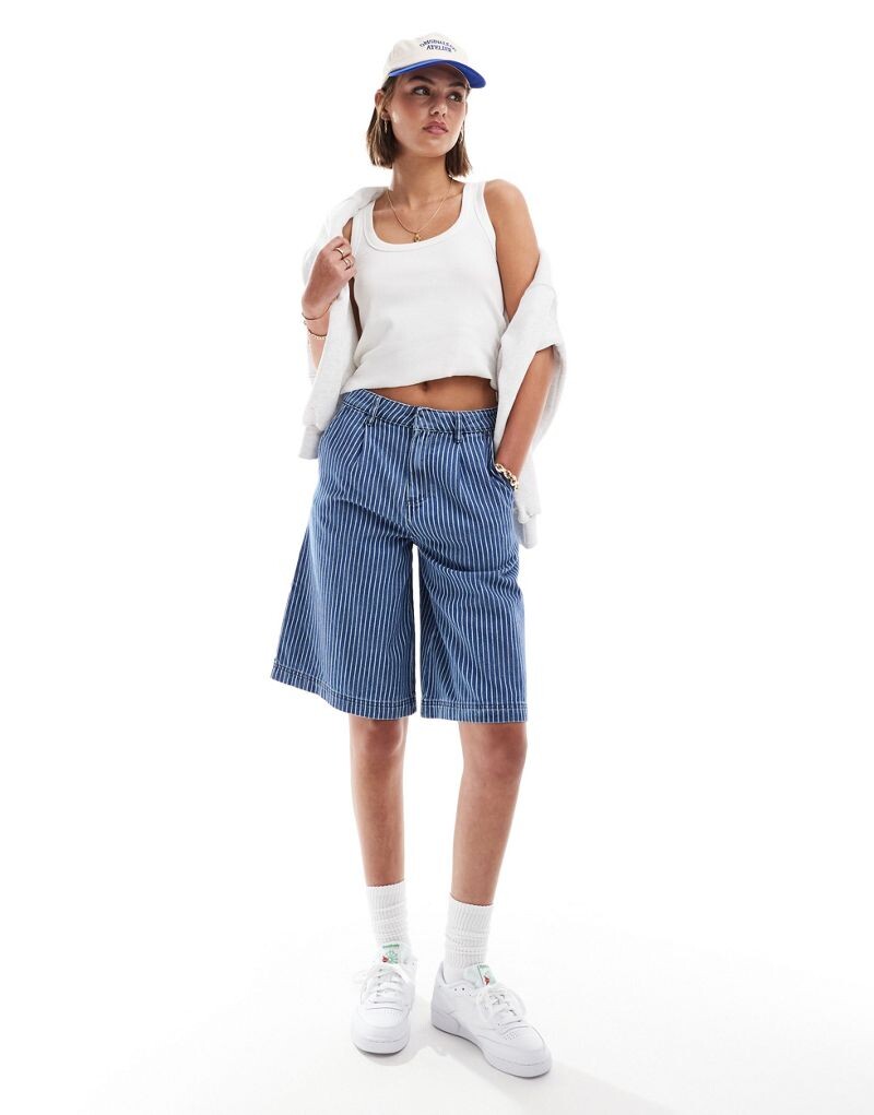 Длинные джинсовые шорты средней длины в тонкую полоску ASOS DESIGN — часть комплекта
Длинные джинсовые шорты средней длины в тонкую полоску ASOS DESIGN — часть комплекта