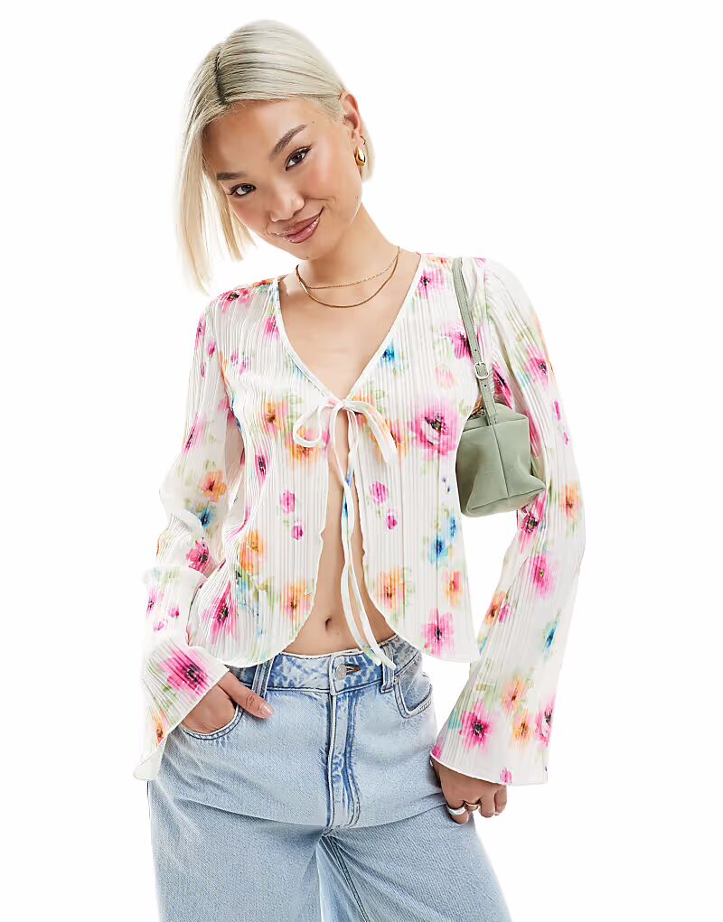 Топ Pieces plisse с длинными рукавами и завязкой спереди, с белым цветочным принтом
Топ Pieces plisse с длинными рукавами и завязкой спереди, с белым цветочным принтом