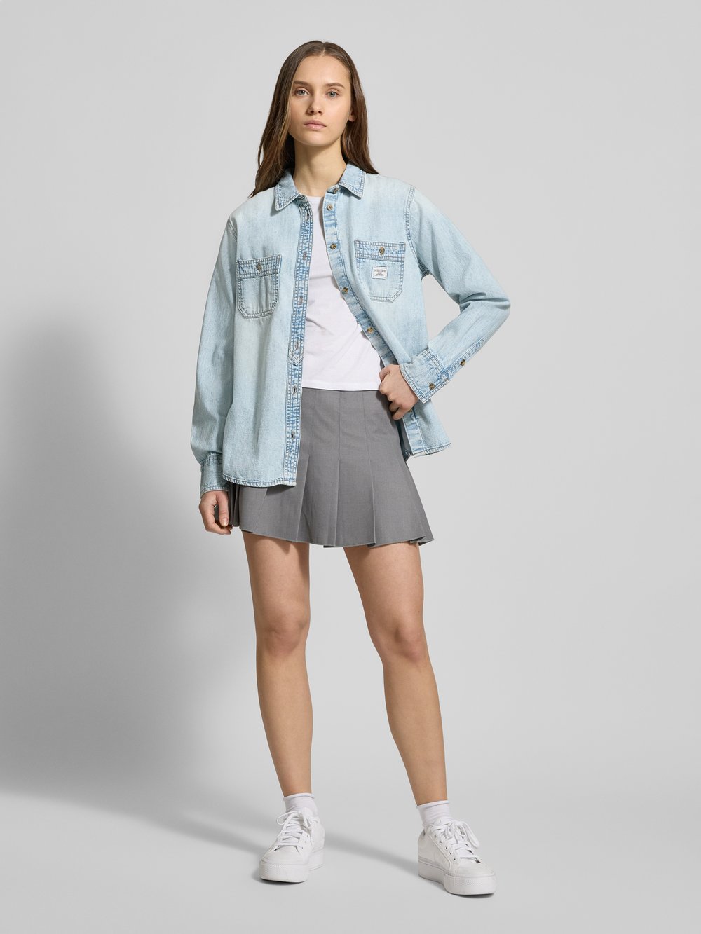 Джинсовая блузка классического кроя с накладными нагрудными карманами Guess Jeans
Джинсовая блузка классического кроя с накладными нагрудными карманами Guess Jeans