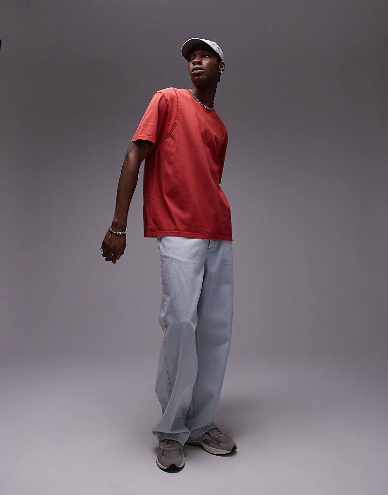 Topman – футболка стираного красного цвета со свободным кроем и декоративными швами
Topman – футболка стираного красного цвета со свободным кроем и декоративными швами