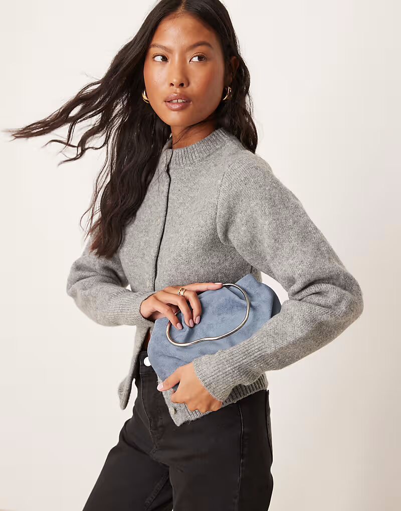 Сумка ASOS DESIGN из искусственной замши с металлическими ручками и съемной цепочкой, цвет пыльно-синий
Сумка ASOS DESIGN из искусственной замши с металлическими ручками и съемной цепочкой, цвет пыльно-синий