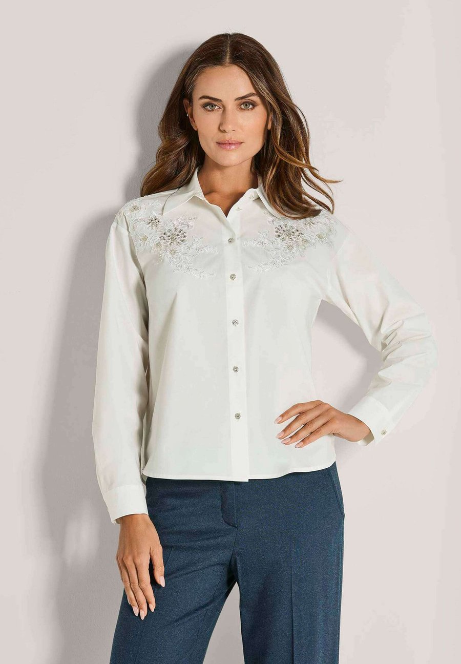 Блуза MADELEINE ELEGANTE MIT ZIERPERLEN, White
Блуза MADELEINE ELEGANTE MIT ZIERPERLEN, White