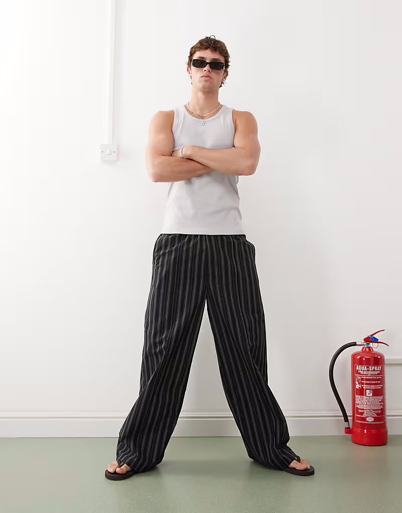 Брюки свободного кроя Weekday в черно-бежевую полоску
Брюки свободного кроя Weekday в черно-бежевую полоску