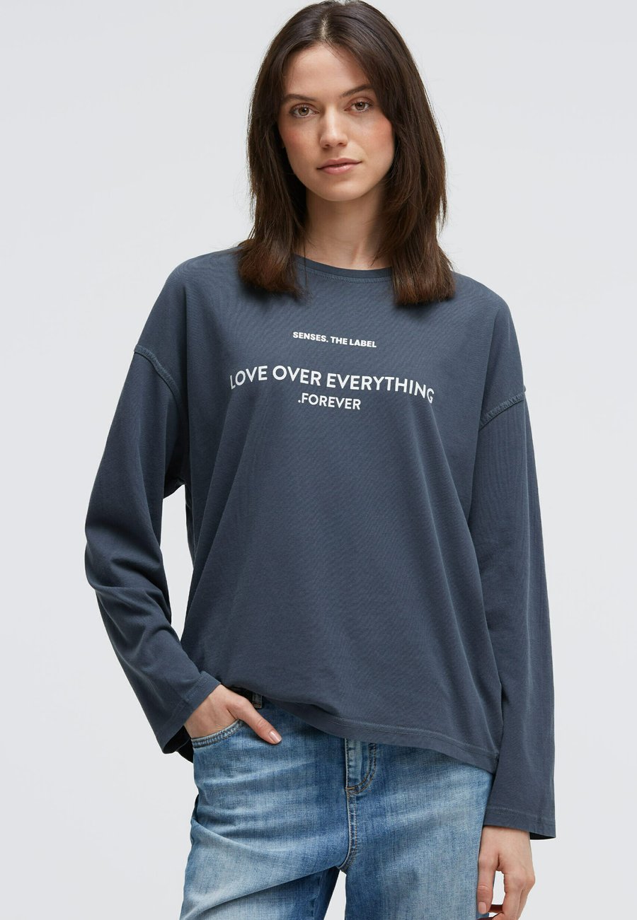 Топ SENSES.THE LABEL MIT ARTWORK, Blue Navy/Dark Blue
Топ SENSES.THE LABEL MIT ARTWORK, Blue Navy/Dark Blue