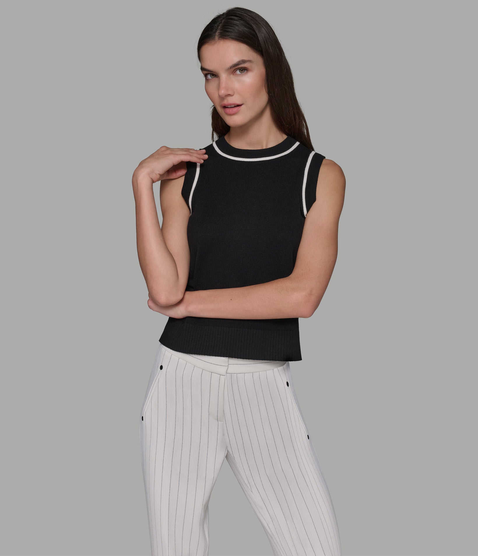 Свитер-майка с круглым вырезом KARL LAGERFELD PARIS, черный
Свитер-майка с круглым вырезом KARL LAGERFELD PARIS, черный