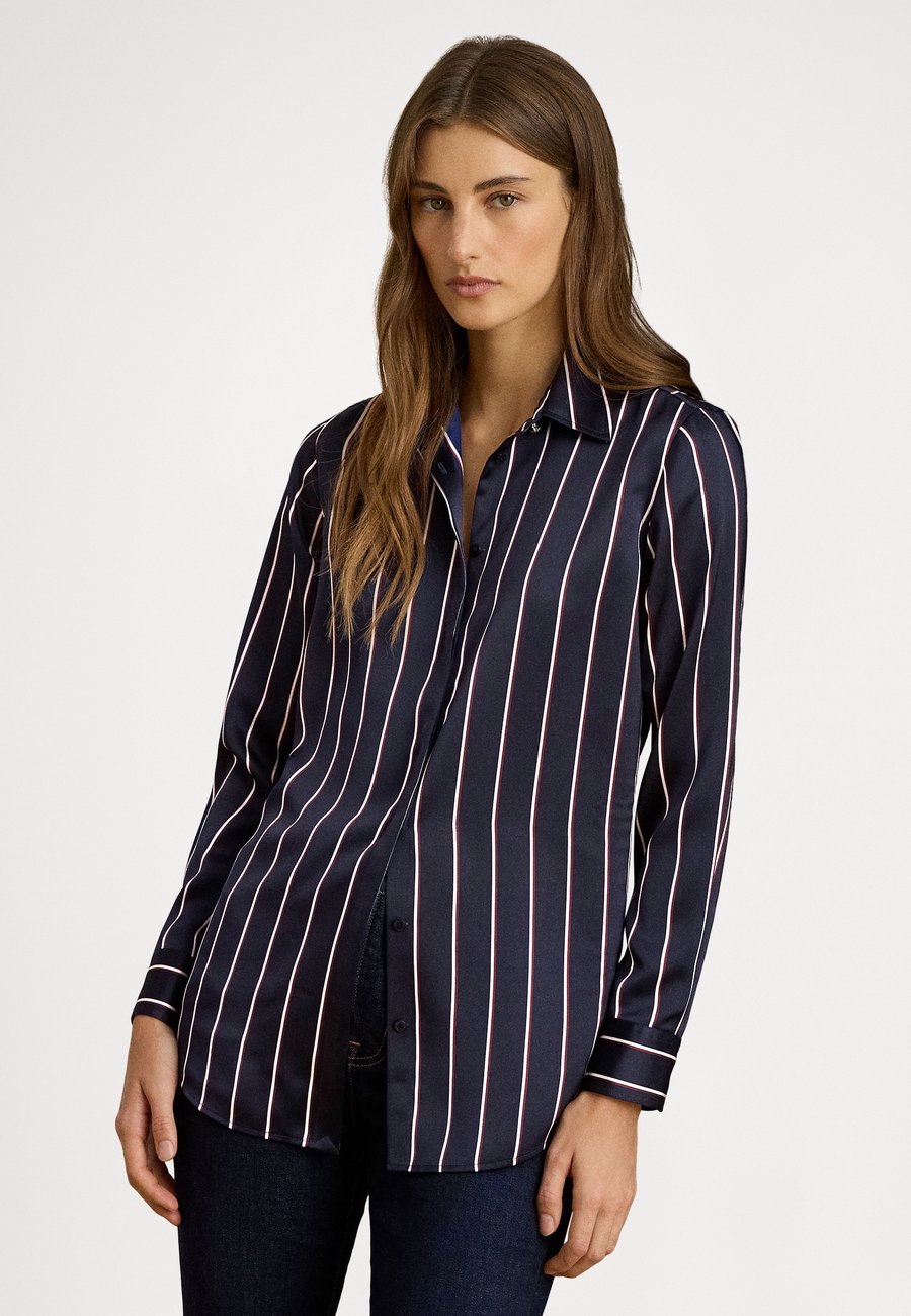 Блуза Lauren Ralph Lauren CLASSIC FIT STRIPED CHARMEUSE SHIRT, Navy/Cream/Garnet/Multi-Coloured
Блуза Lauren Ralph Lauren CLASSIC FIT STRIPED CHARMEUSE SHIRT, Navy/Cream/Garnet/Multi-Coloured