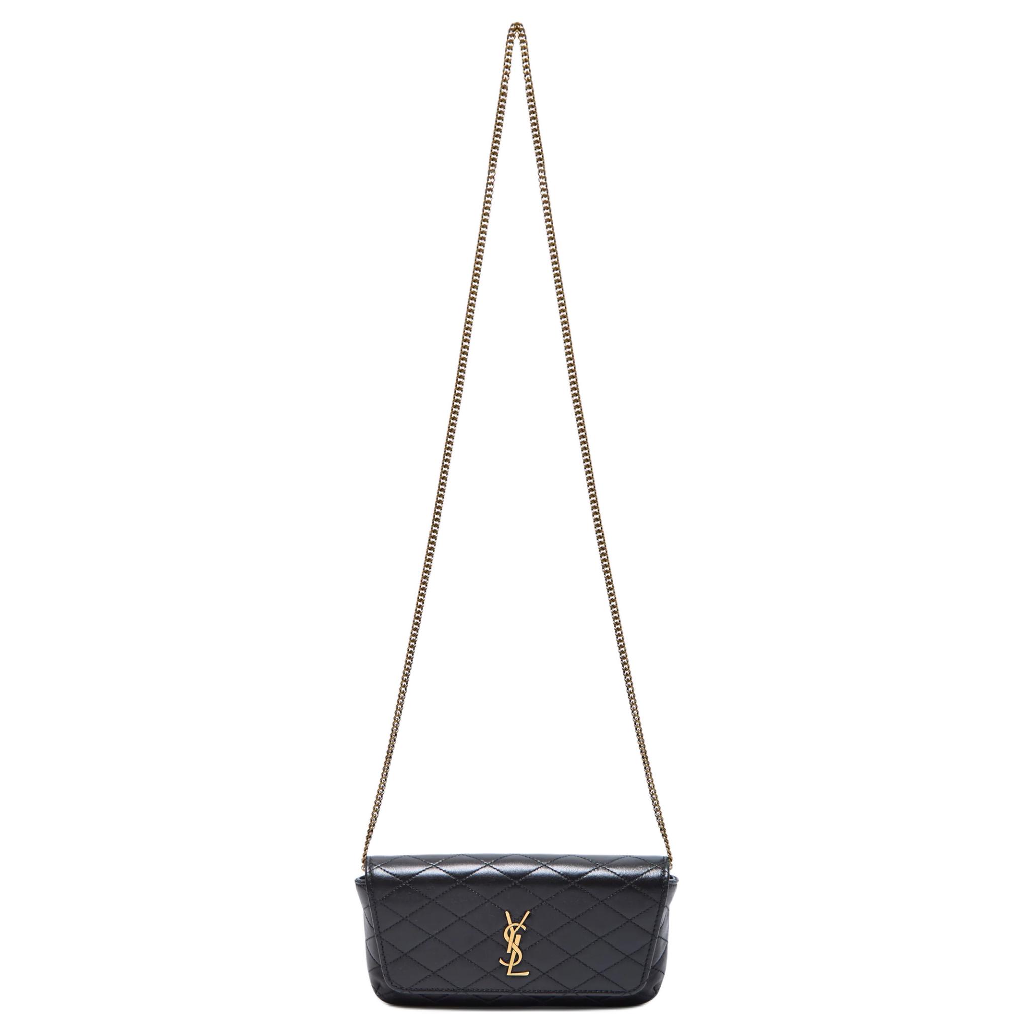 SAINT LAURENT GABY Односпинный кроссбоди-чехол для телефона из овчины Regular Women's Black
SAINT LAURENT GABY Односпинный кроссбоди-чехол для телефона из овчины Regular Women's Black