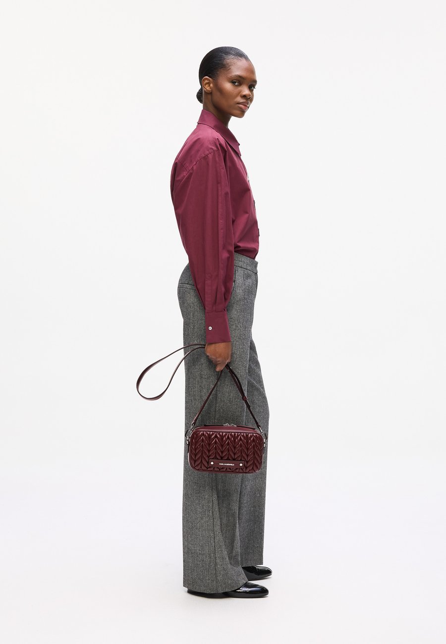 Сумка кросс-боди KARL LAGERFELD Cross body bag, Windsor Burgundy/Bordeaux
Сумка кросс-боди KARL LAGERFELD Cross body bag, Windsor Burgundy/Bordeaux