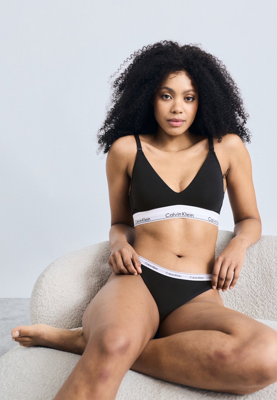 Бюстгальтер Calvin Klein Underwear MATERNITY LIGHTLY LINED ICON , Black
Бюстгальтер Calvin Klein Underwear MATERNITY LIGHTLY LINED ICON , Black