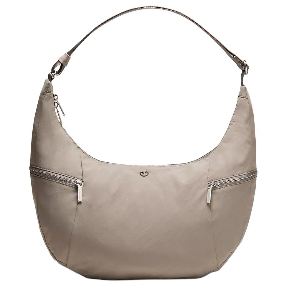 Lululemon Женская большая сумка через плечо из переработанного нейлона, теплого серого цвета
Lululemon Женская большая сумка через плечо из переработанного нейлона, теплого серого цвета