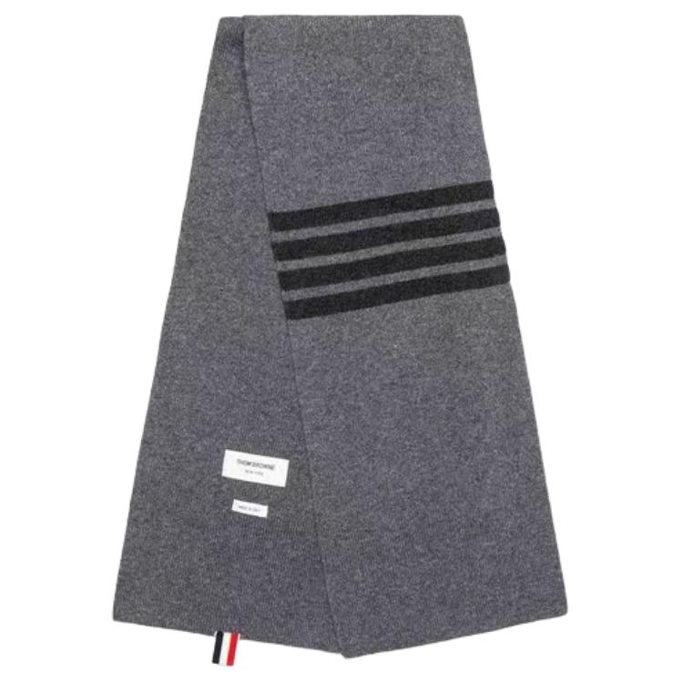 THOM BROWNE Шарф вязаный из шерсти мериноса унисекс серый
THOM BROWNE Шарф вязаный из шерсти мериноса унисекс серый