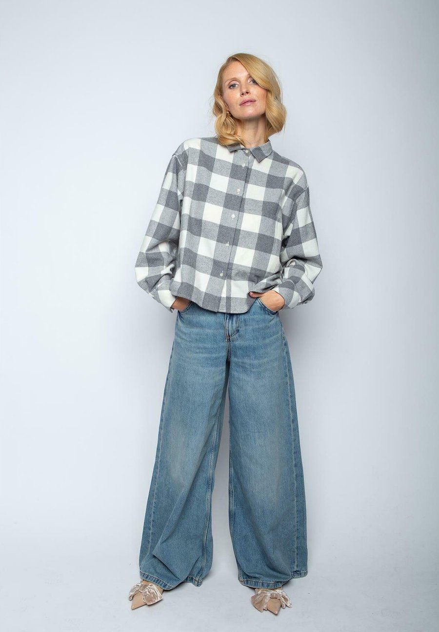 Блуза Emily van den Bergh Button-down blouse, Grey White Check/Grey
Блуза Emily van den Bergh Button-down blouse, Grey White Check/Grey