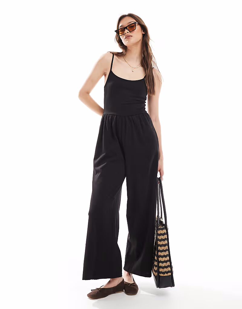 Широкий комбинезон ASOS DESIGN на бретелях с карманами черного цвета
Широкий комбинезон ASOS DESIGN на бретелях с карманами черного цвета