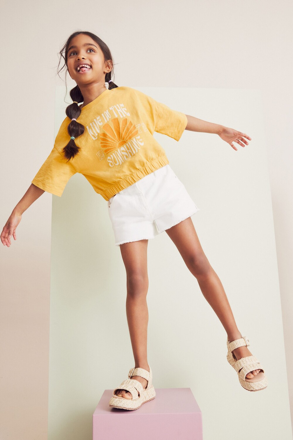 Футболка свободного кроя с рисунком Sunshine (3–16 лет) Next, желтый 
Футболка свободного кроя с рисунком Sunshine (3–16 лет) Next, желтый
