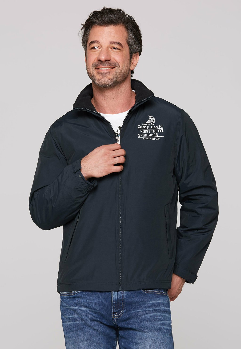 Легкая куртка MIT KLEINEN LOGO-STICKEREIEN Camp David, темно-синий
Легкая куртка MIT KLEINEN LOGO-STICKEREIEN Camp David, темно-синий