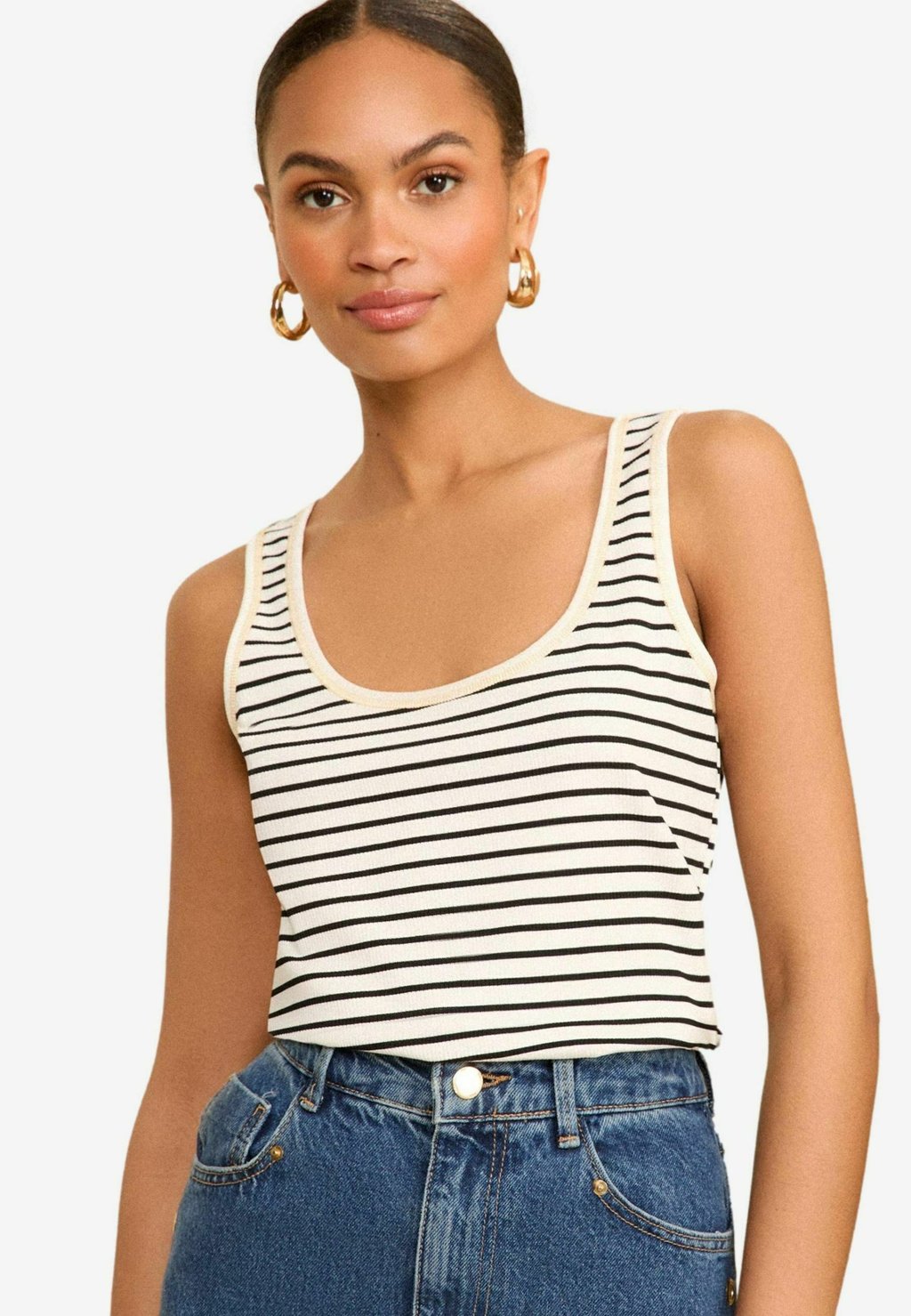 Топ REGULAR FIT Love & Roses, белый
Топ REGULAR FIT Love & Roses, белый