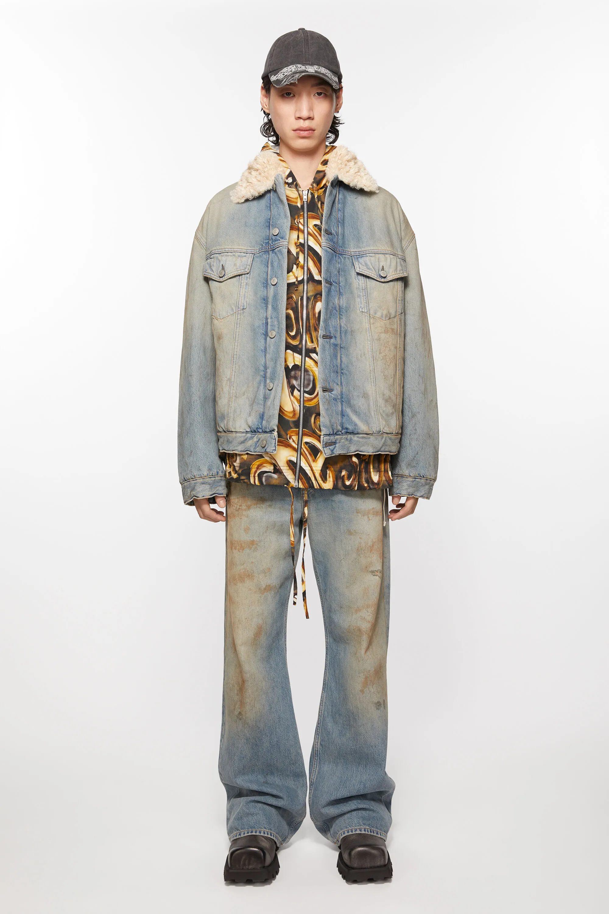 Джинсовая меховая куртка с отделкой - Оверсайз крой Acne Studios, цвет Mid Blue
Джинсовая меховая куртка с отделкой - Оверсайз крой Acne Studios, цвет Mid Blue