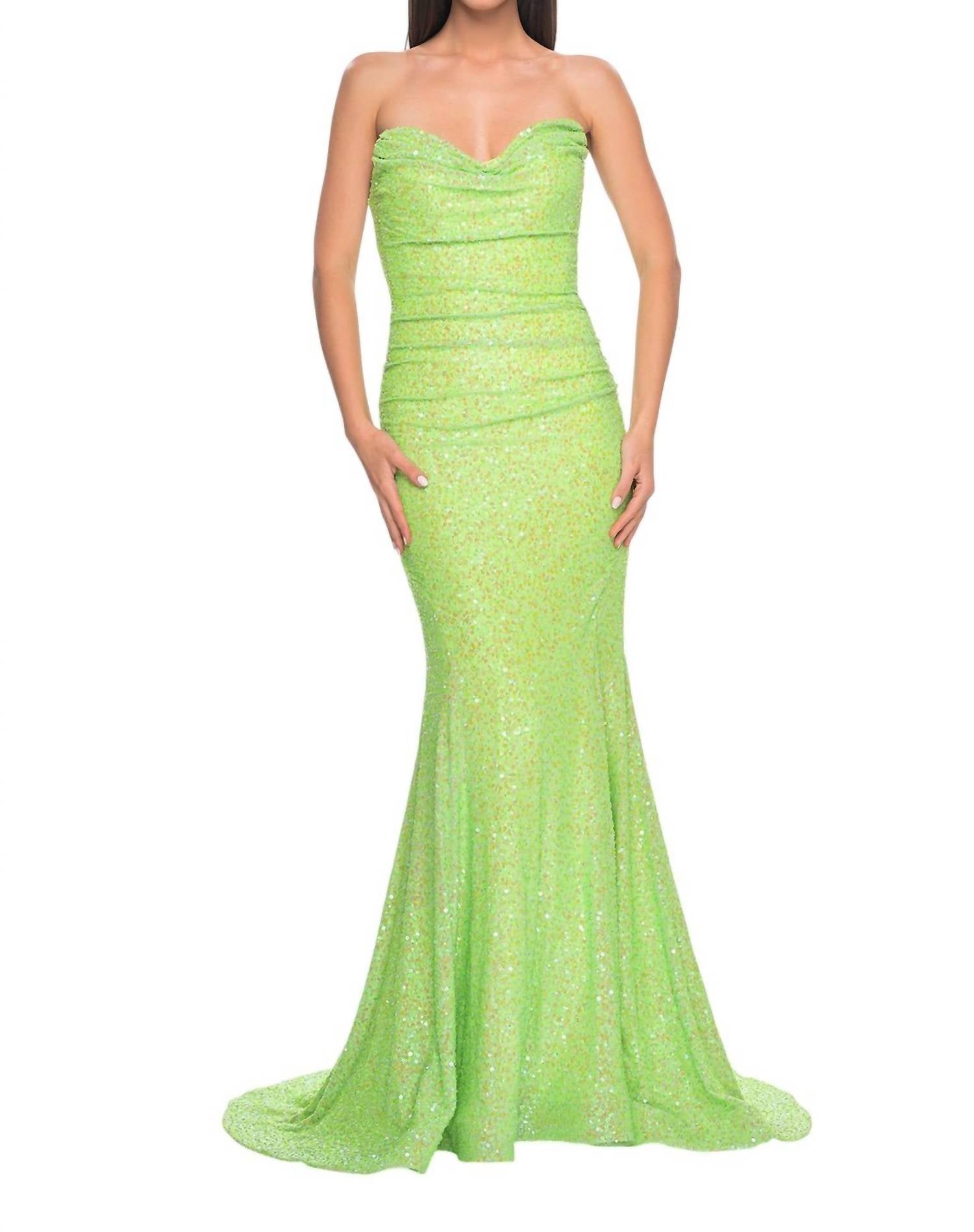 Вечернее платье без бретелей с драпированным вырезом в неоново-зеленом цвете La Femme