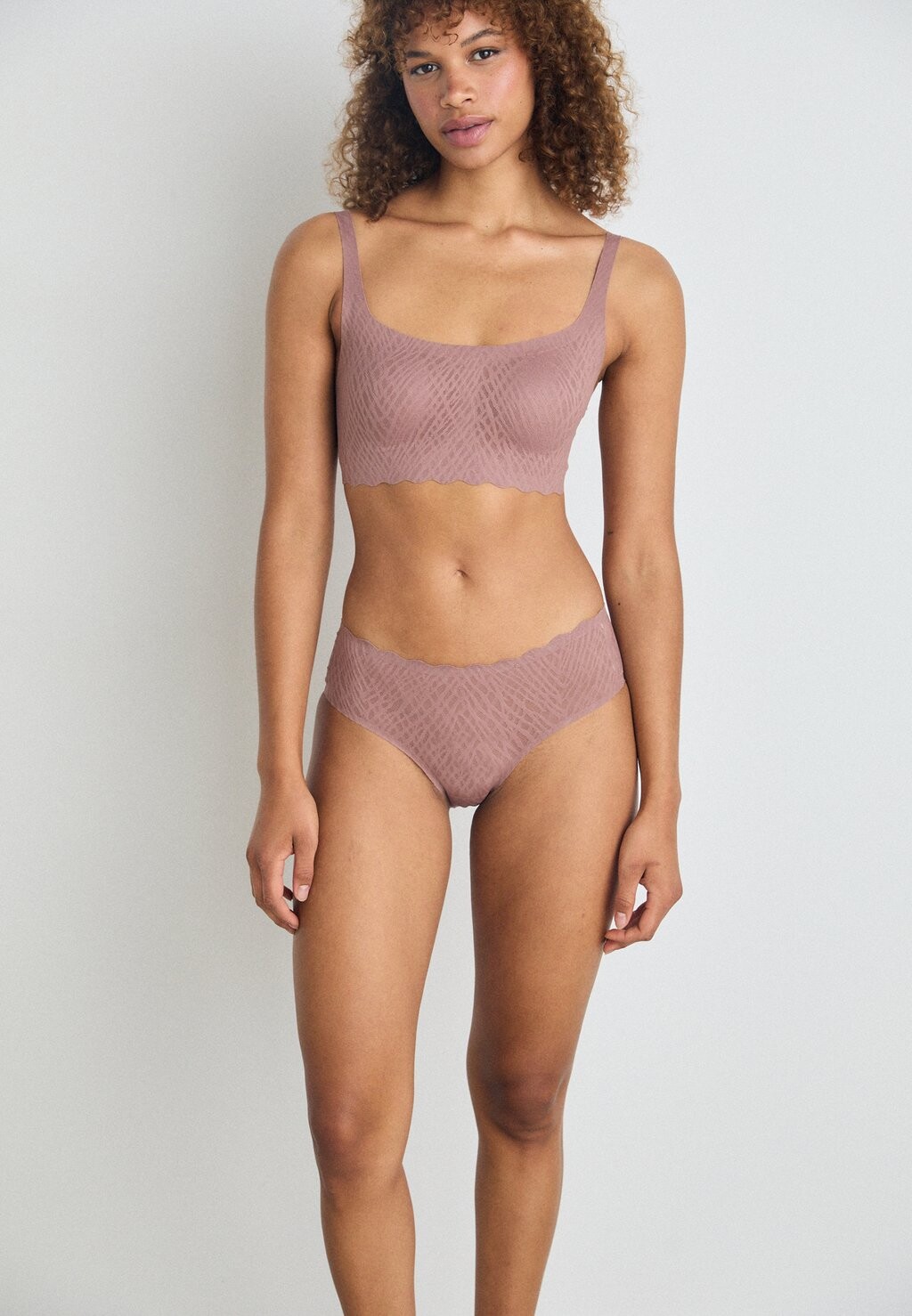 Шорты FEEL BLISS HIPSTER Sloggi, коричневый
Шорты FEEL BLISS HIPSTER Sloggi, коричневый