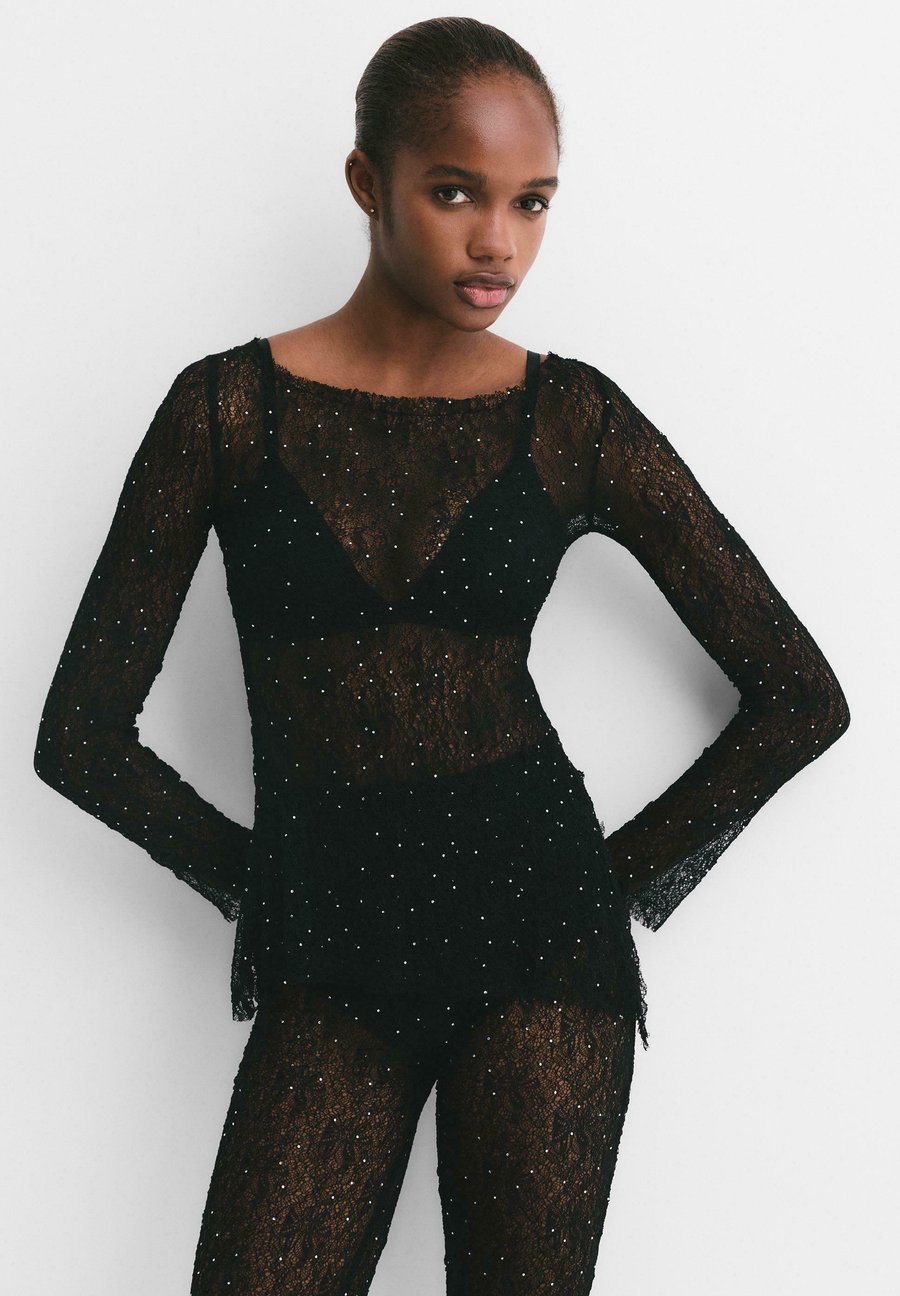 Блуза PULL&BEAR WITH RHINESTONES, Black
Блуза PULL&BEAR WITH RHINESTONES, Black