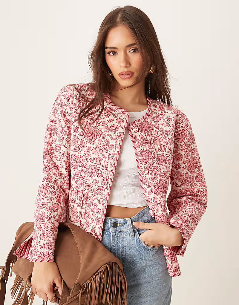 Стеганая двусторонняя куртка Nobody's Child с розово-желтым принтом 
Стеганая двусторонняя куртка Nobody's Child с розово-желтым принтом