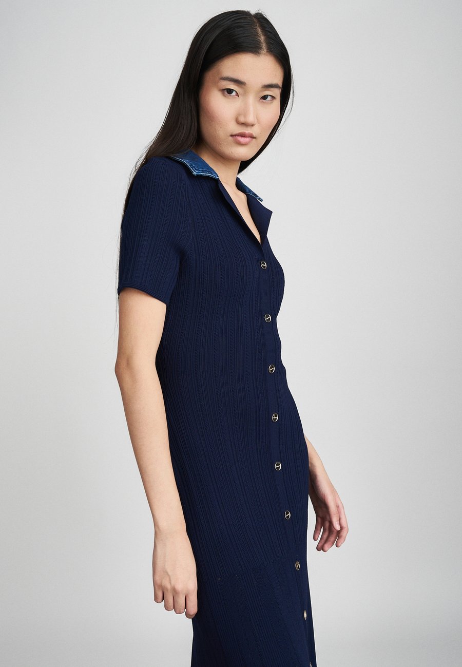Платье sandro ROBE MIDI COL CONTRASTE, Marine/Dark Blue
Платье sandro ROBE MIDI COL CONTRASTE, Marine/Dark Blue