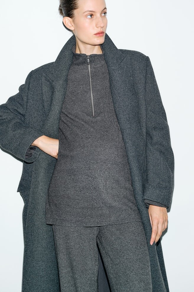 Свитер на молнии «мама до и после» H&M, серый
Свитер на молнии «мама до и после» H&M, серый