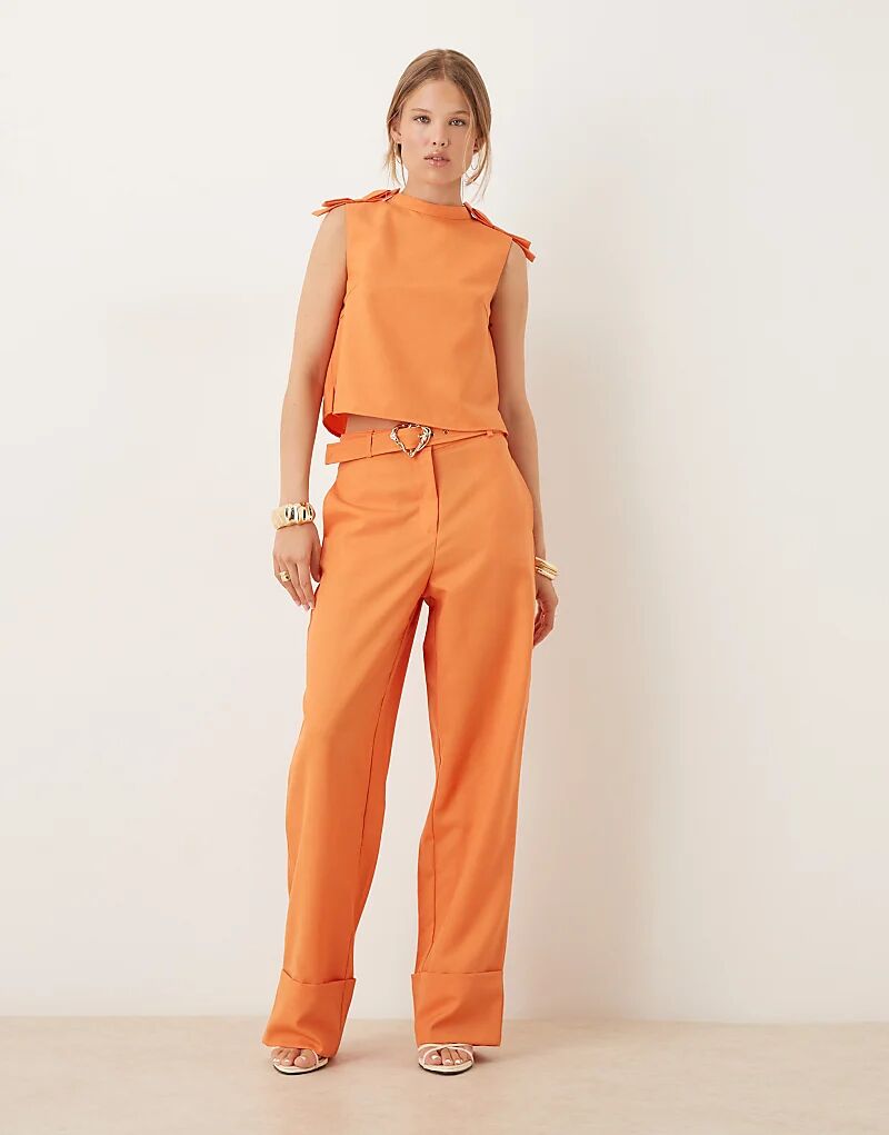 Оранжевые брюки с высокой талией и ремнем в форме сердца от сестры Джейн 
Оранжевые брюки с высокой талией и ремнем в форме сердца от сестры Джейн