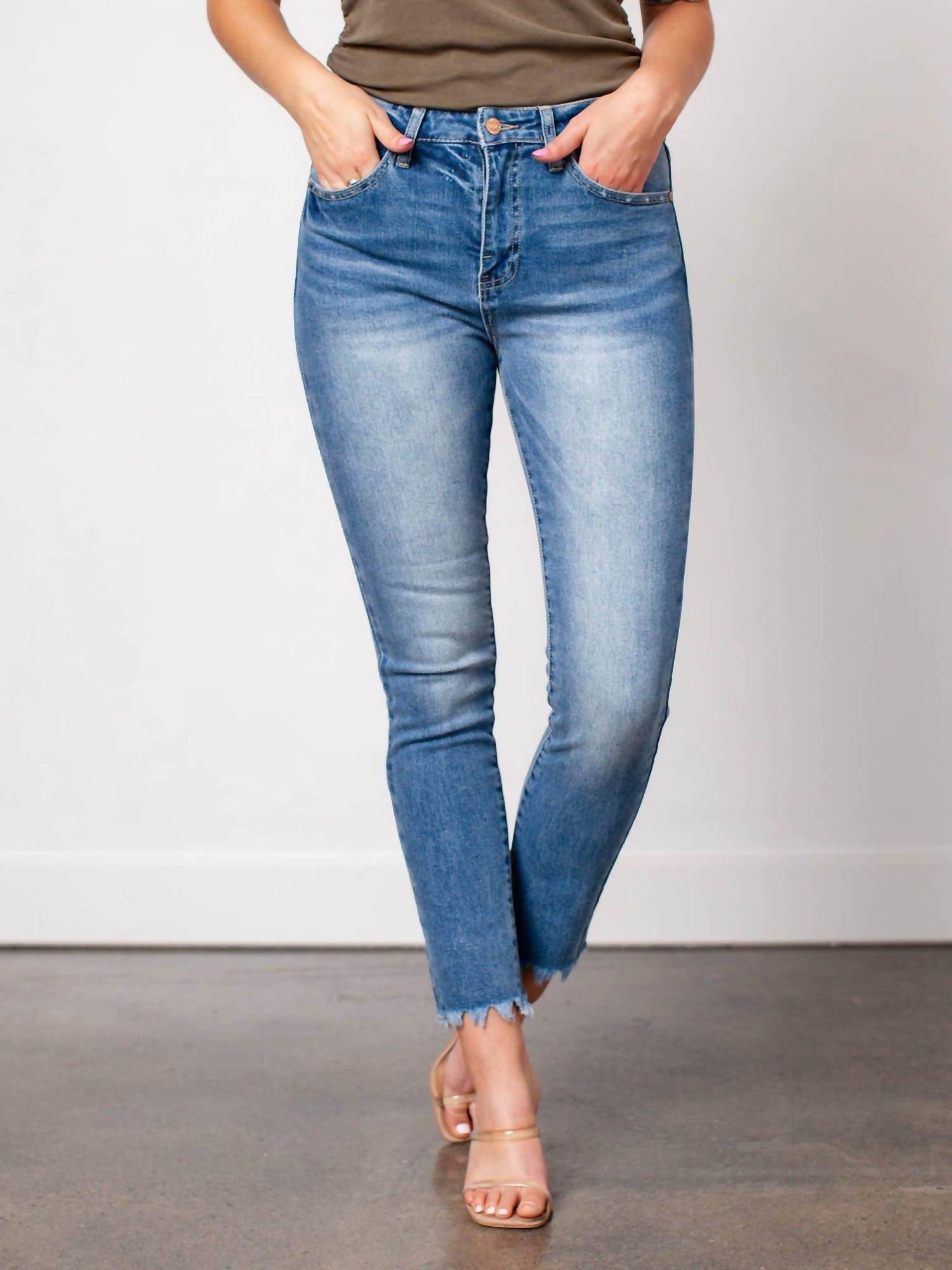 Свободные облегающие джинсы с высокой талией, средне-синего цвета Special A
Свободные облегающие джинсы с высокой талией, средне-синего цвета Special A