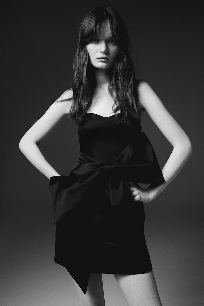 Платье-Бандо из атласа с большим бантом H&M, черный
Платье-Бандо из атласа с большим бантом H&M, черный