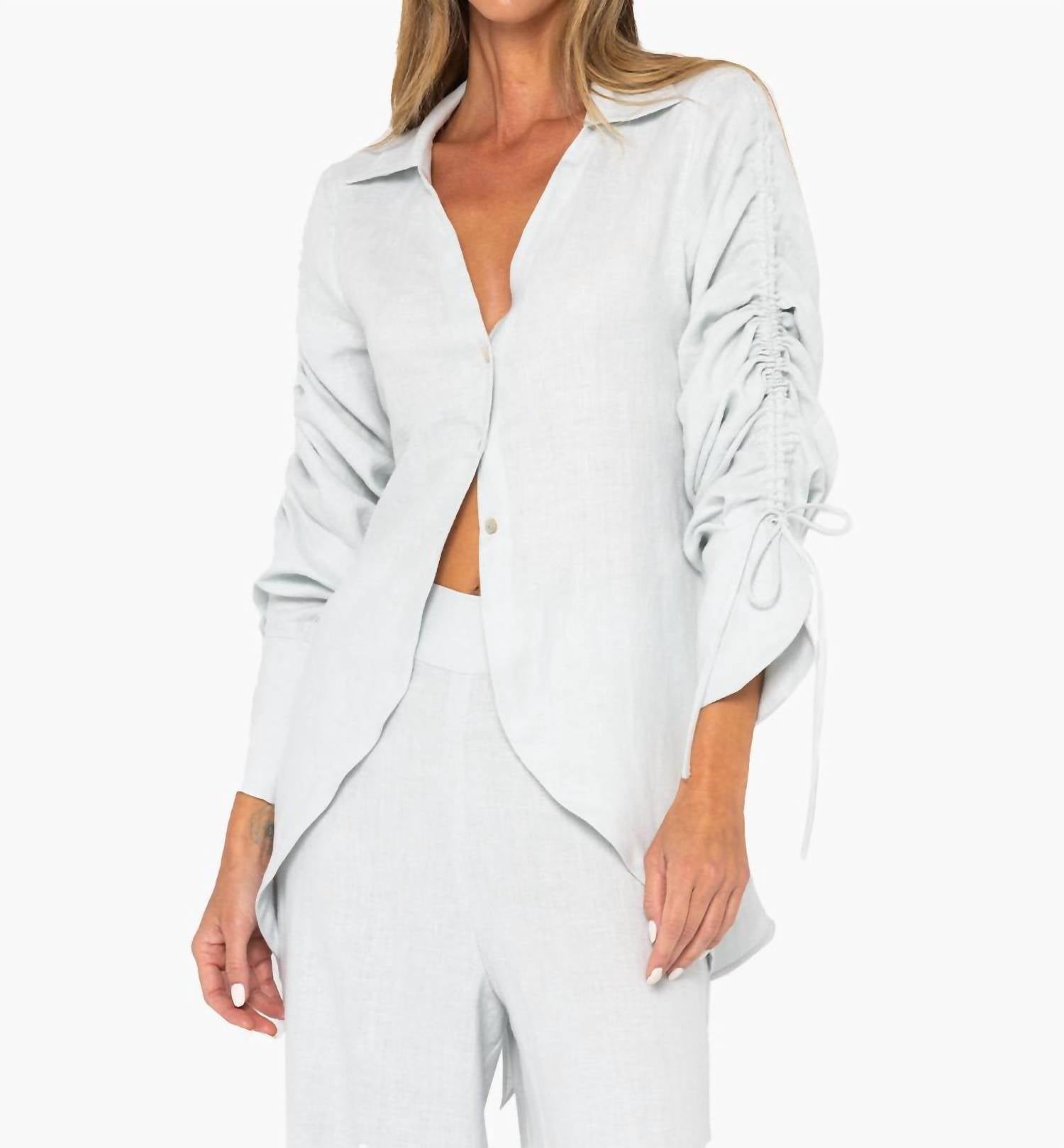 Топ Alegra с V-образным вырезом в цвете морской пены JBQ, Seafoam
Топ Alegra с V-образным вырезом в цвете морской пены JBQ, Seafoam