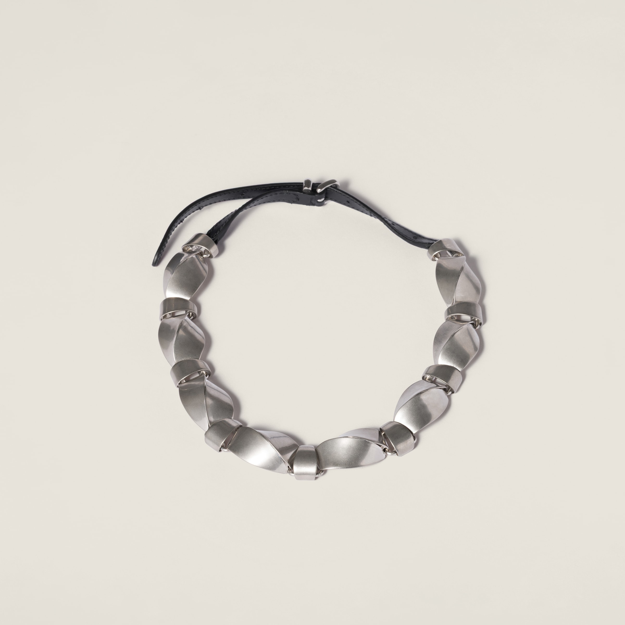 Ожерелье из металла и кожи MIU MIU, серебряный/винтажный/черный
Ожерелье из металла и кожи MIU MIU, серебряный/винтажный/черный