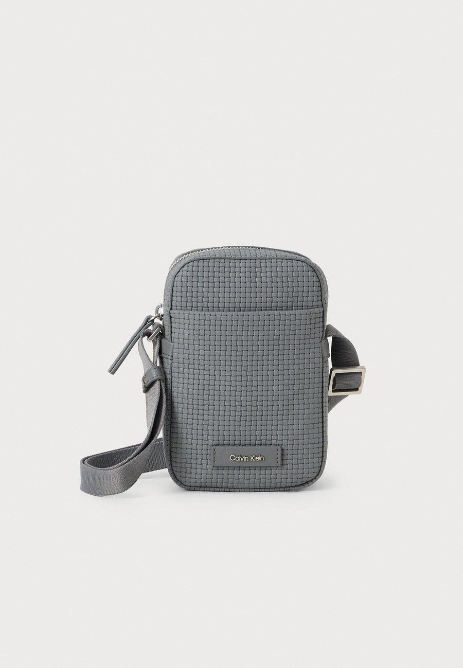 Сумка кросс-боди Calvin Klein SLIM REPORTER, Charcoal Gray/Grey
Сумка кросс-боди Calvin Klein SLIM REPORTER, Charcoal Gray/Grey