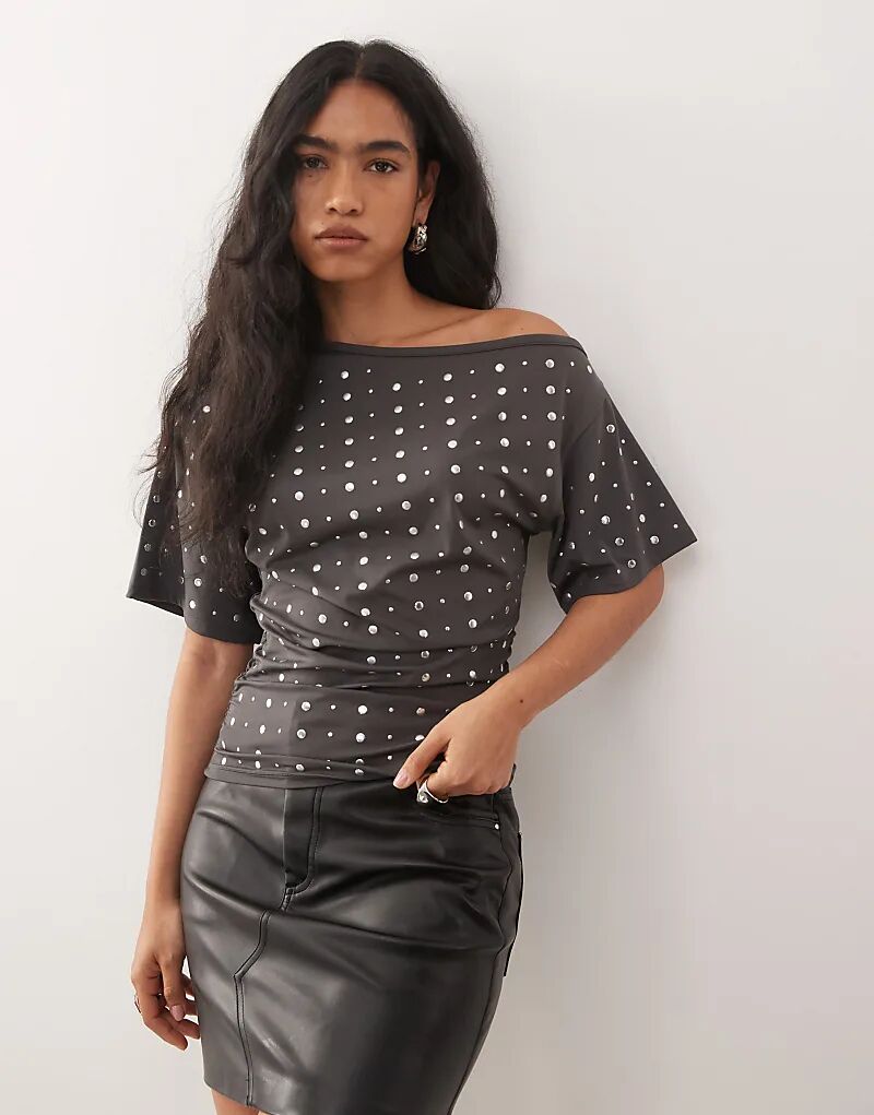 Футболка свободного кроя COLLUSION с драпировкой и открытыми плечами, серого цвета, с заклепками по всей поверхности
Футболка свободного кроя COLLUSION с драпировкой и открытыми плечами, серого цвета, с заклепками по всей поверхности