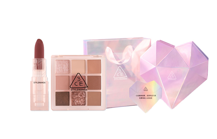 Набор косметики для женщин 3CE
Набор косметики для женщин 3CE