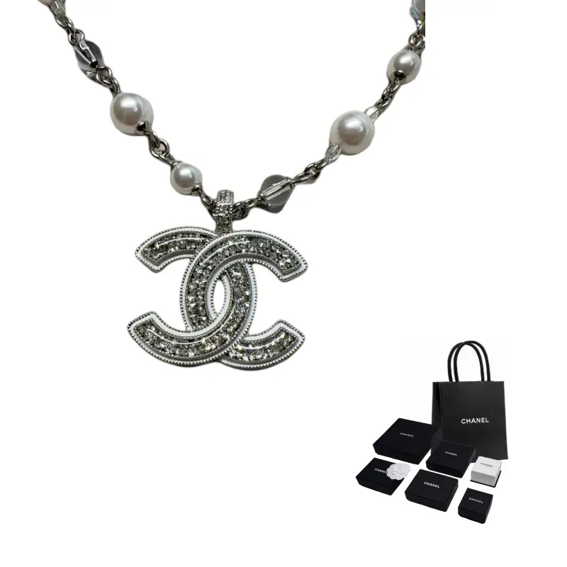 CHANEL Серебряное колье Double C для женщин
CHANEL Серебряное колье Double C для женщин