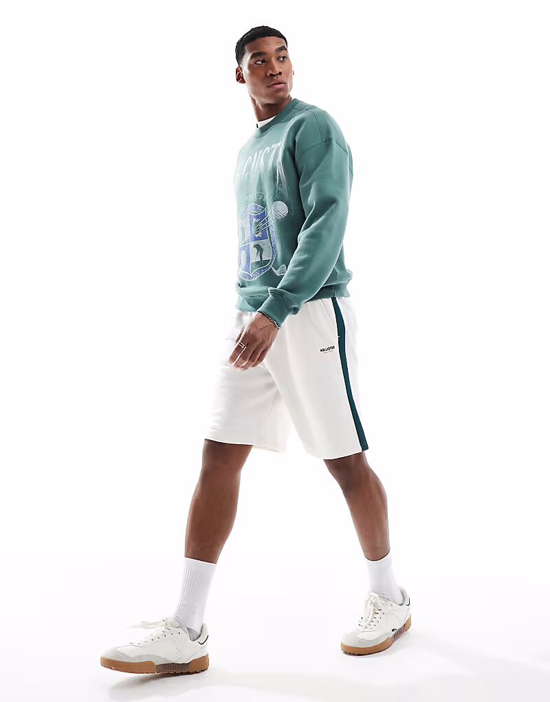 Свободные шорты Hollister с логотипом и полосками по бокам бежевого цвета 
Свободные шорты Hollister с логотипом и полосками по бокам бежевого цвета