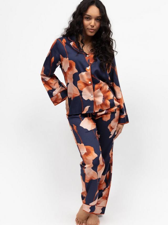 Комплект пижамы Camden Floral длинный Fable & Eve, Navy
Комплект пижамы Camden Floral длинный Fable & Eve, Navy
