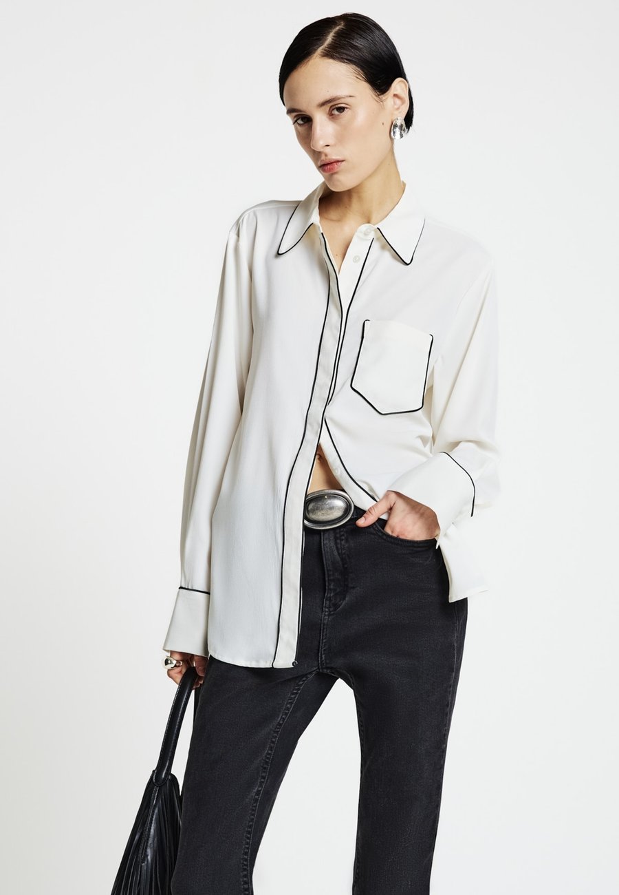 Блуза Calliope TINTA UNITA, Bianco Lana/White Denim
Блуза Calliope TINTA UNITA, Bianco Lana/White Denim