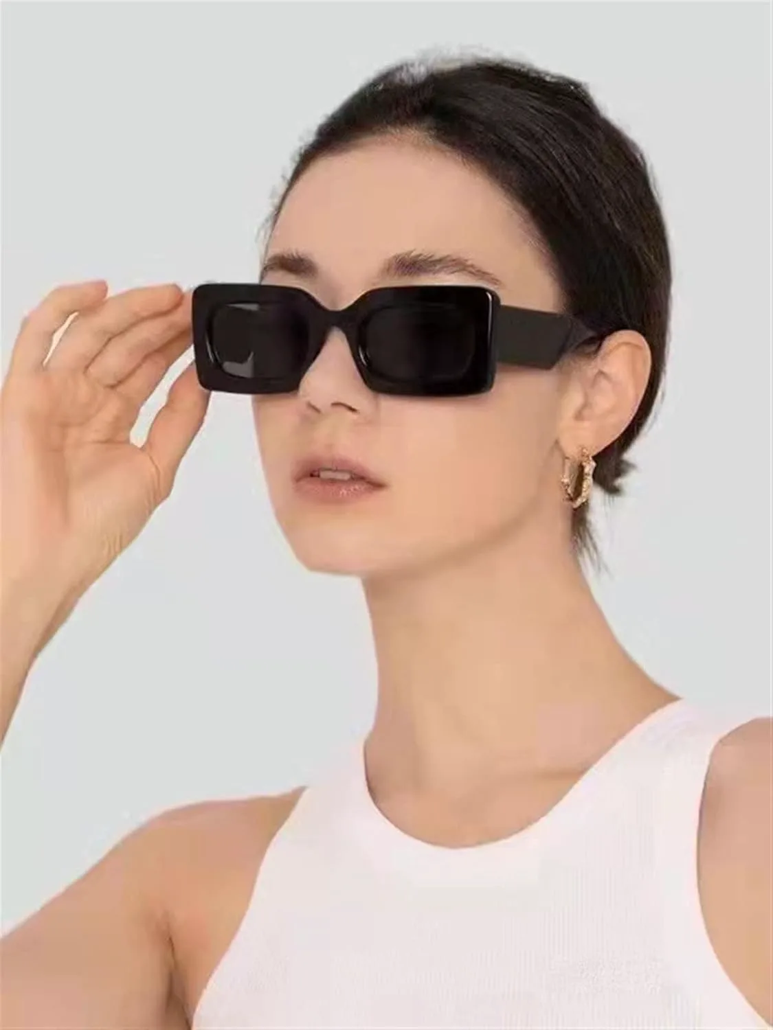 Солнцезащитные очки GAOXIN в квадратной оправе для мужчин и женщин, для защиты от солнца на открытом воздухе, отдыха и вечеринок (Цвет: D, Размер: Средний)
Солнцезащитные очки GAOXIN в квадратной оправе для мужчин и женщин, для защиты от солнца на открытом воздухе, отдыха и вечеринок (Цвет: D, Размер: Средний)