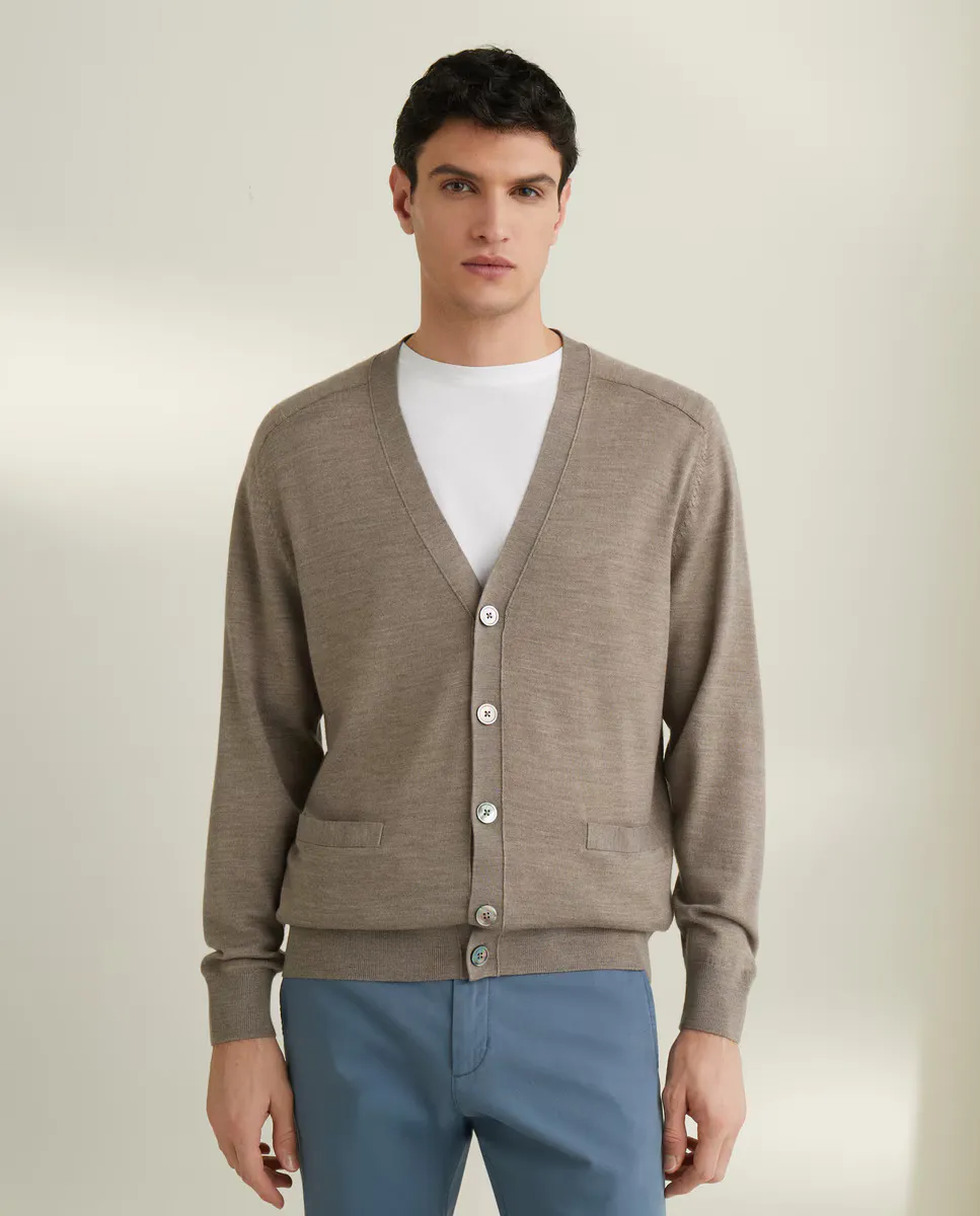 Мужской однотонный кардиган на пуговицах из 100% мериносовой шерсти Emidio Tucci, бежевый 
Мужской однотонный кардиган на пуговицах из 100% мериносовой шерсти Emidio Tucci, бежевый